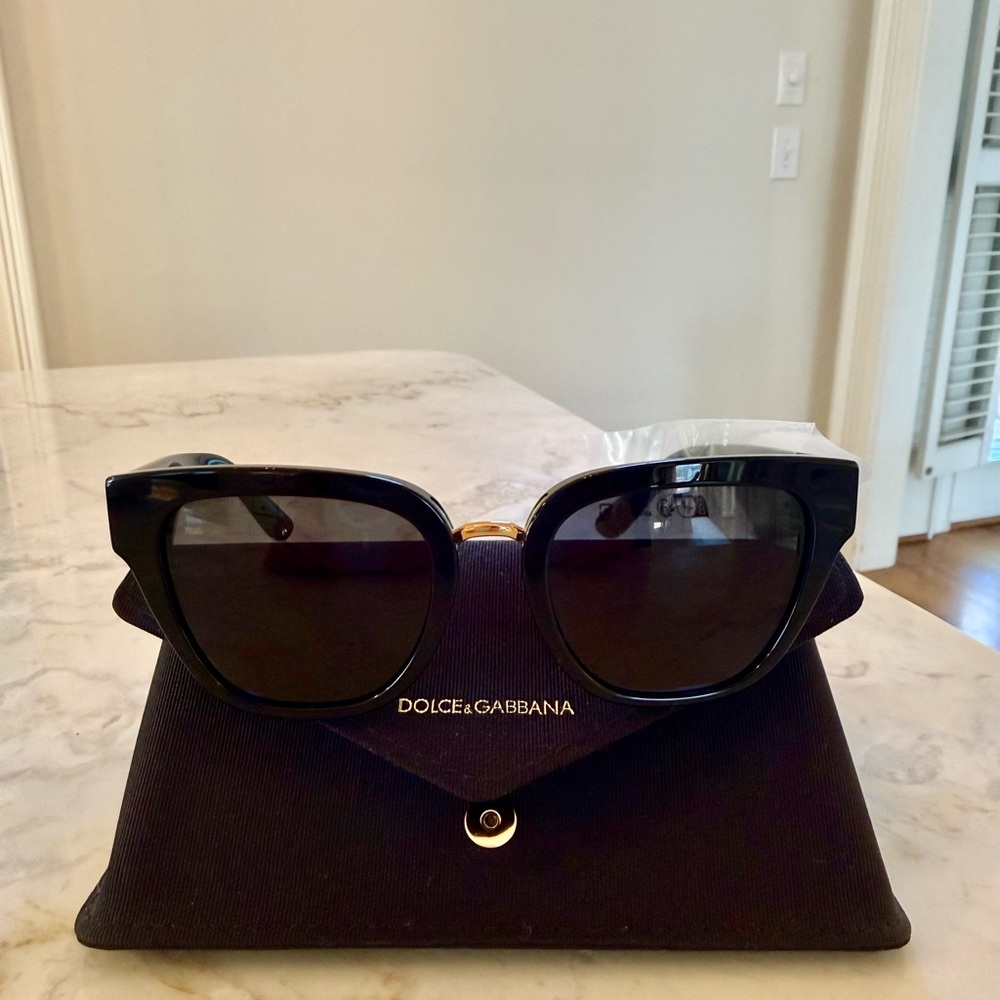 DOLCE AND GABBANA DG4437 BLACK W/DARK GRAY SUNGLASSES RETAIL $354 - Picture 4 of 9